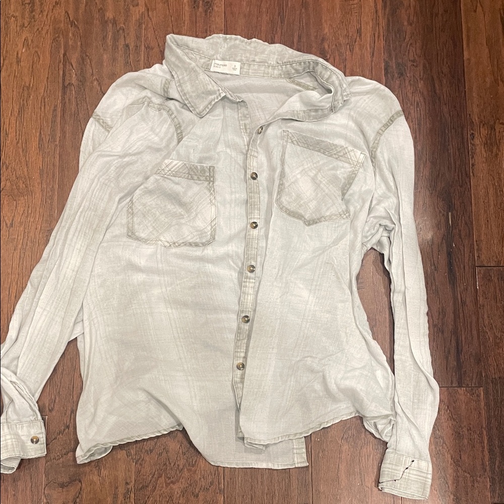 Maurice’s Light Gray Button-Up Shirt